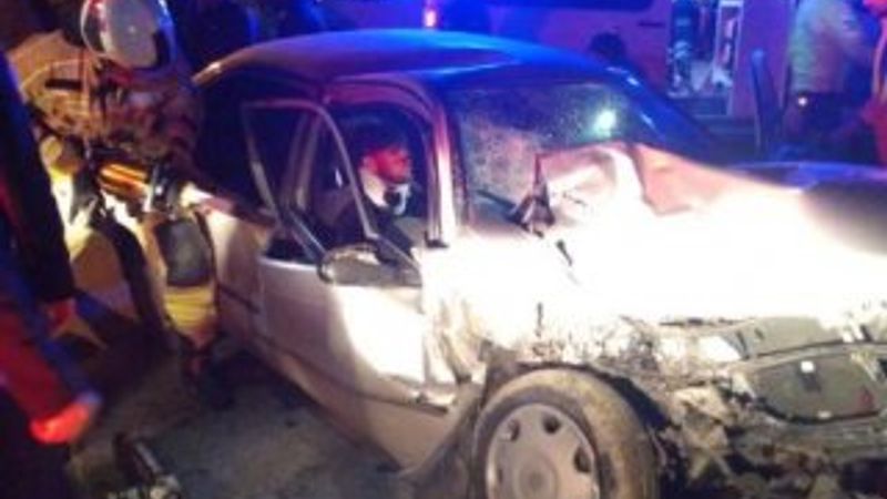 Bursa'da alkollü sürücü park halindeki minibüse çarptı