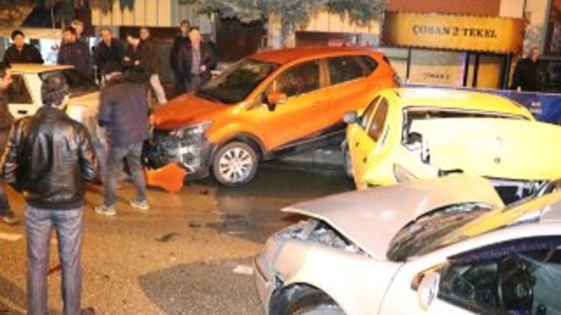 Bolu'da alkollü sürücü cadde üzerindeki 7 araca çarptı