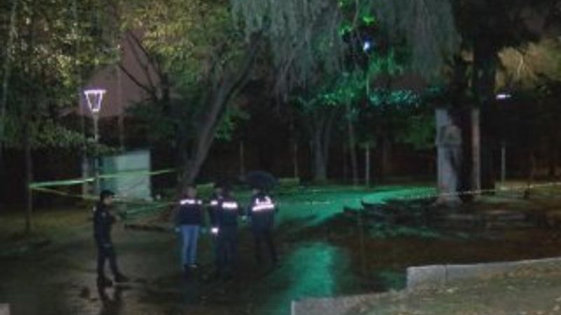 Isınmak için heykeli yakan 4 kişi gözaltına alındı