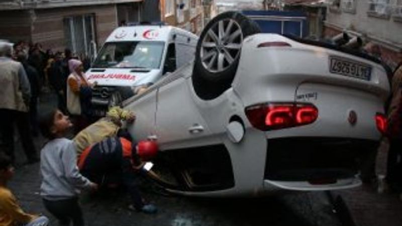 Otomobil yokuş aşağı giderken takla attı