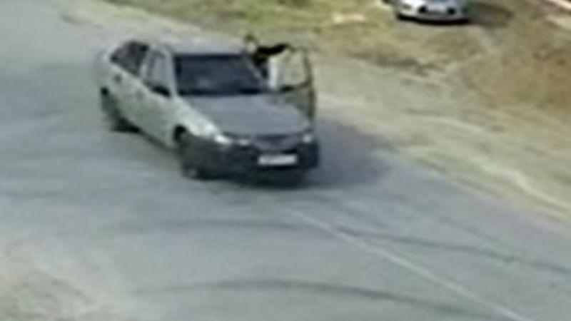 Rusya'da alkollü sürücü polisi sürükledi
