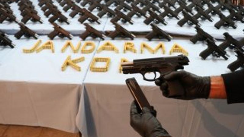 Silah atölyesine çevrilen evde 94 tabanca ve 27 tüfek bulundu