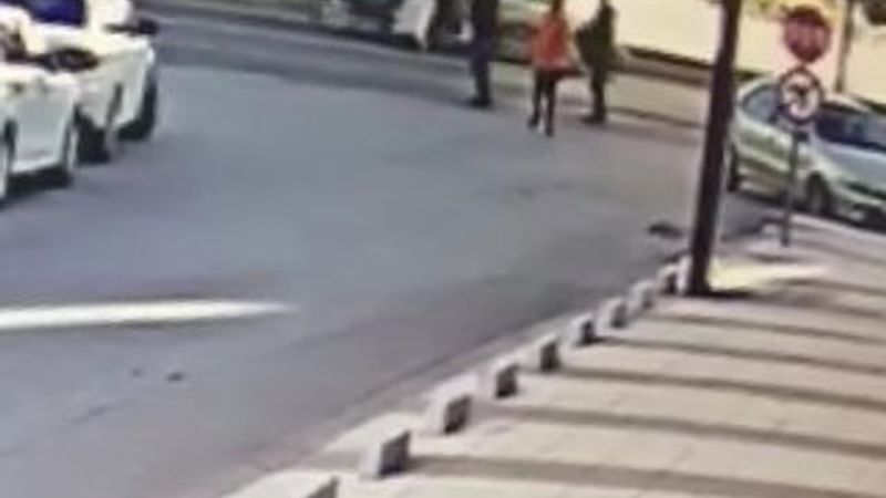 Uşak'ta koşarak yolun karşısına geçen kadına araç çarptı