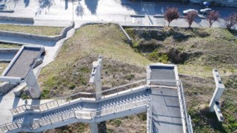 Üst geçitte engelli rampası sorunu