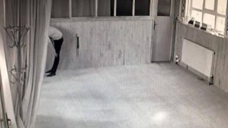 Camide namaz kılan hırsız, telefonu alıp kaçtı