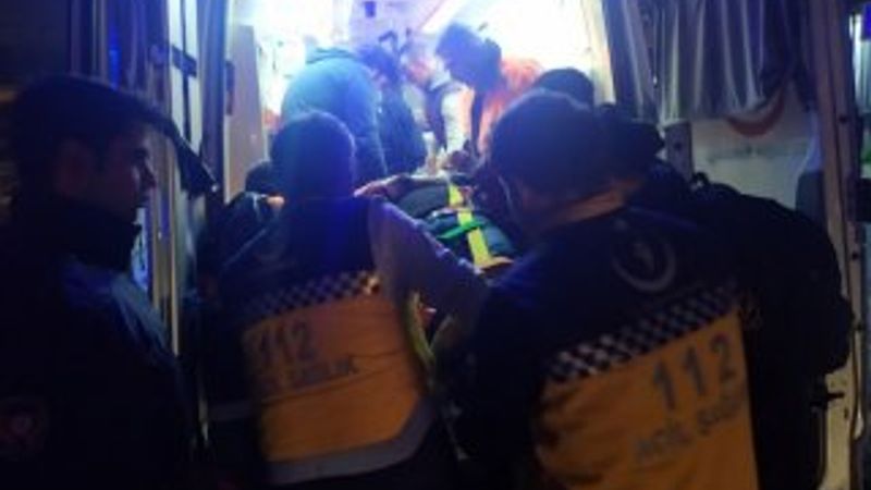 Motosikletli sürücüye yardıma koştu, kamyon çarptı