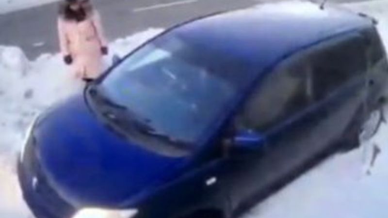 Yakutistanlı kadın üstüne gelen araçtan son anda kurtuldu