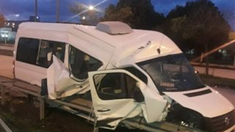 Samsun'da dolmuş minibüs bariyere çarptı