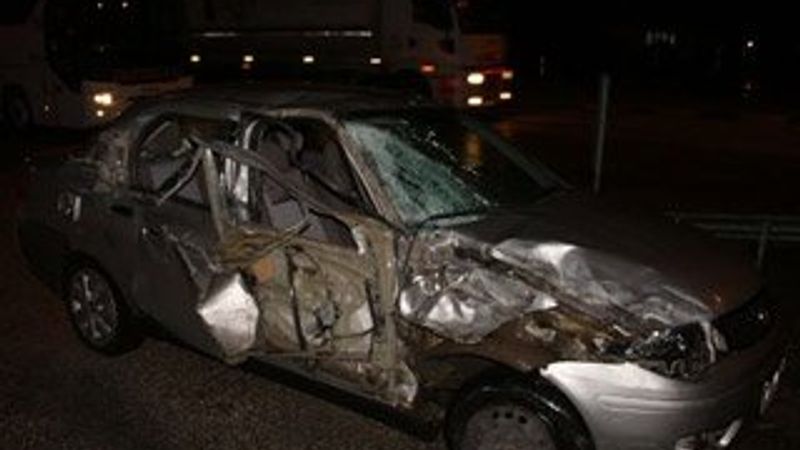 Otobüse çarpıp kaçan aracın şoförü, bu kez kamyona çarptı