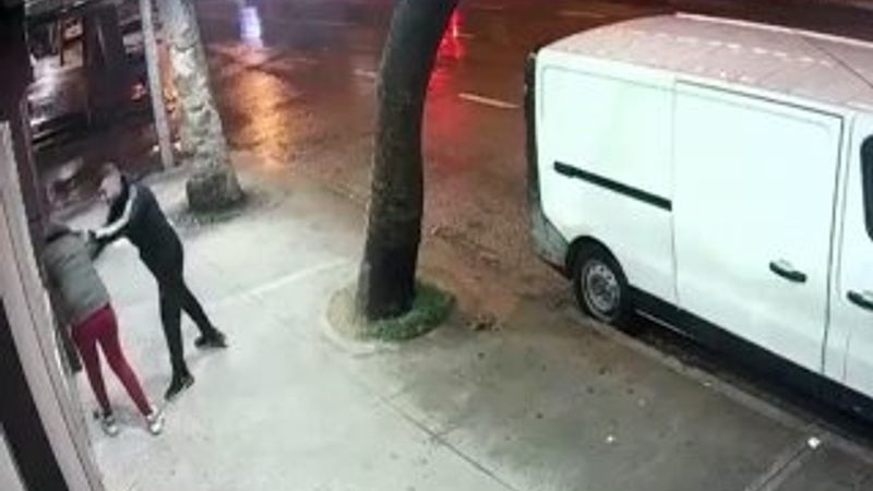 Bursa'da kız arkadaşına saldıran erkek kamerada