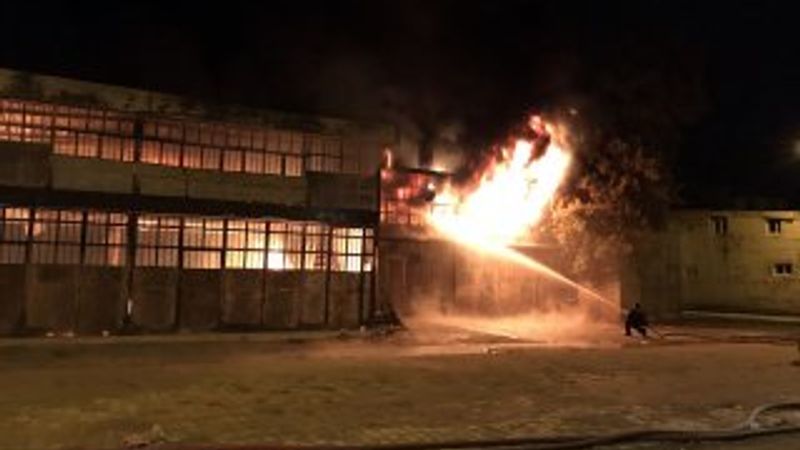 Hatay'da 5 iş yeri yandı