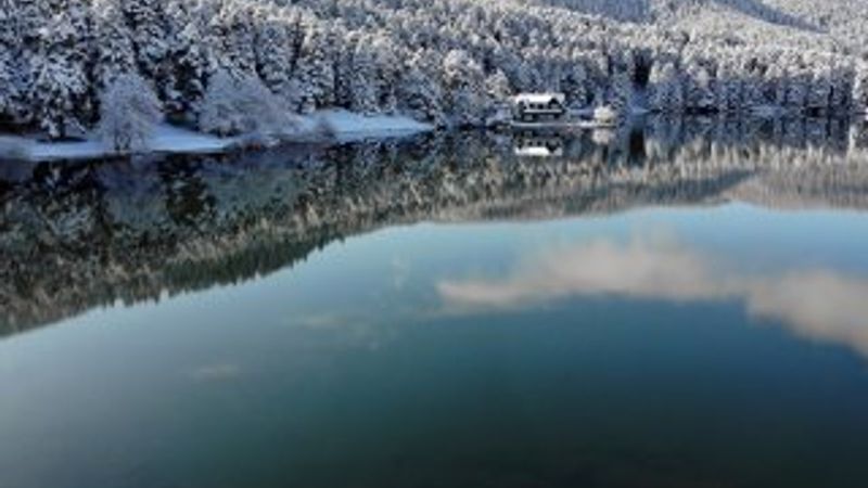 Etkili olan kar yağışı Gölcük Tabiat Parkı'nda güzel görüntüler oluşturdu