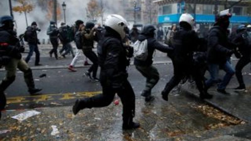 Fransız polisi göstericileri yerlerde sürükledi