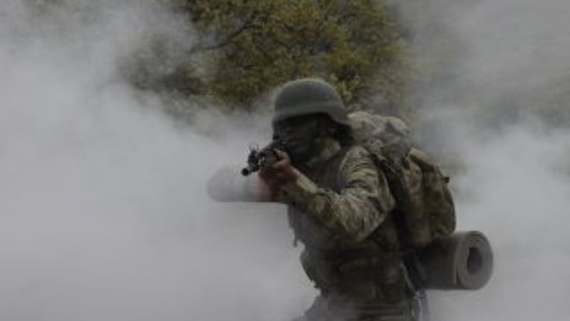 Ambulansı kirletmek istemeyen Türk askeri