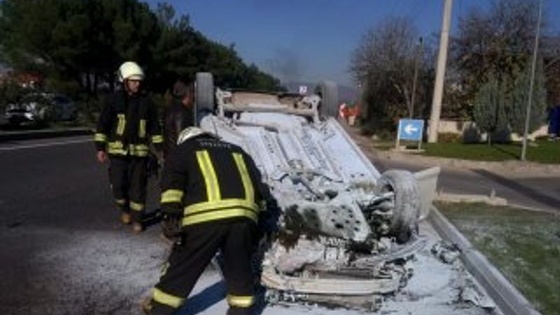 Muğla'da karayolunda takla atan araç ters döndü