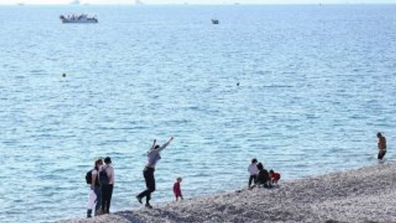 Antalya'da aralıkta denize girdiler