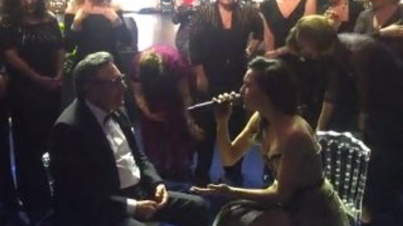 Aydın Doğan, Şevval Sam ile Kelkit Türküsü'nü söyledi