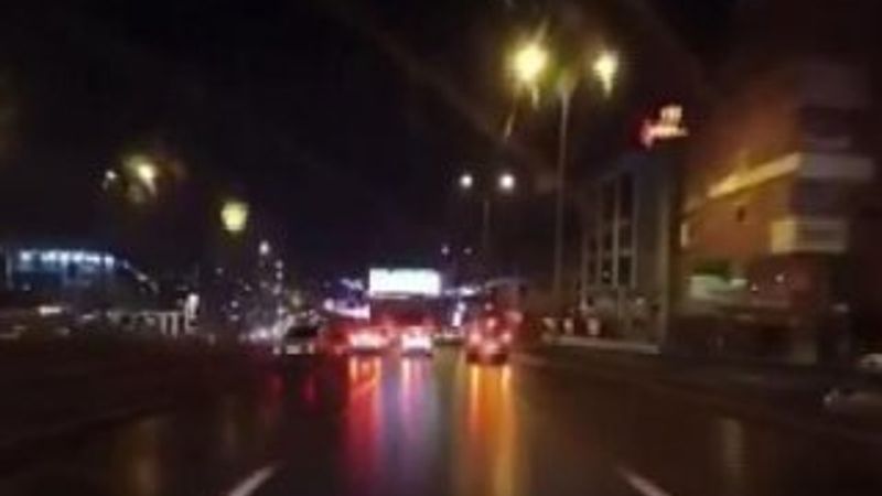 Makas atmaya çalışırken bariyerlere çarptı