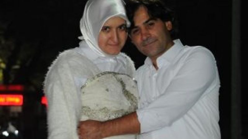 Cezaevi çıkışında karşıladığı eşi elinde sigara söndürdü