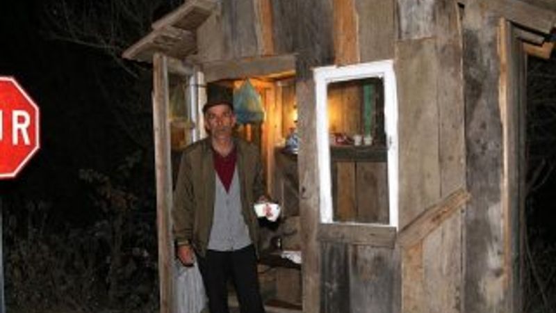 Durakta yaptığı kulübenin içini her sabah ısıtıyor