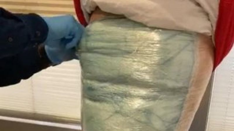 Streç filmle vücuduna sardığı uyuşturucuyla yakalandı