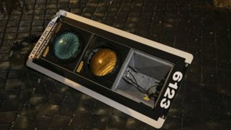 Başkentte bir otomobil polis aracına çarptı: 3 yaralı