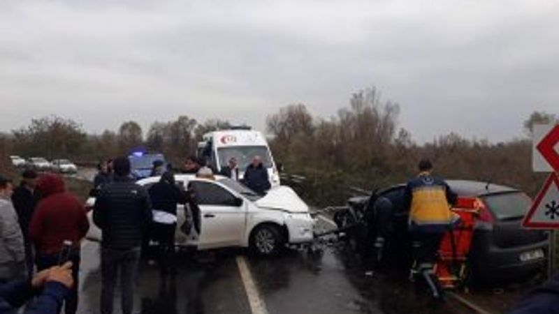 Zonguldak'ta 2 otomobil kafa kafaya çarpıştı