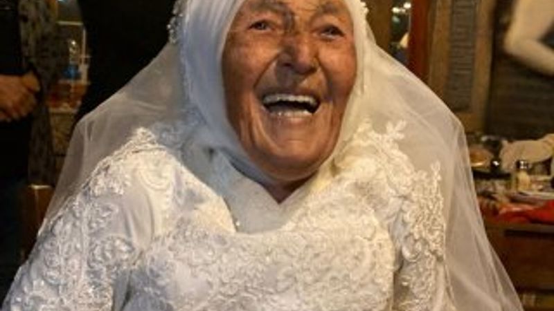 Döndü ninenin 70 yıllık gelinlik hayali gerçek oldu