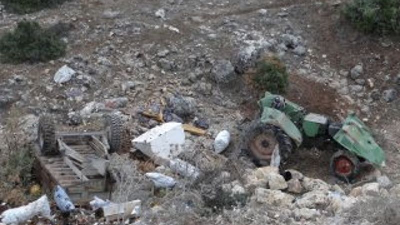 Bilecik'te traktör 20 metrelik şarampole uçtu: 2 yaralı