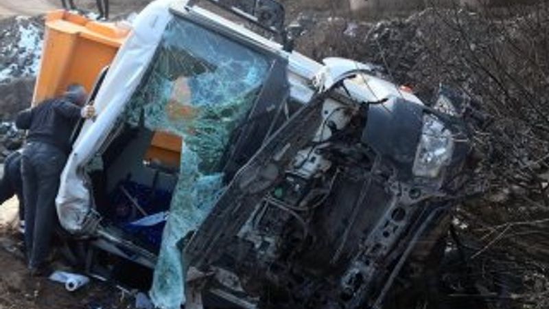 Gümüşhane'de köprüden düşen kamyonun sürücüsü öldü