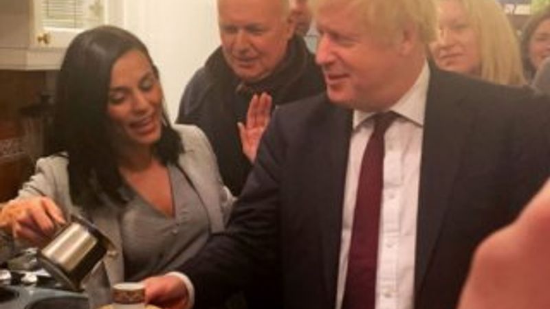 Şarkıcı Eylem ve Boris Johnson'dan kahve keyfi