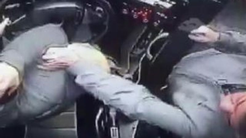 Otobüs durmadığı için şoförü yumrukladı