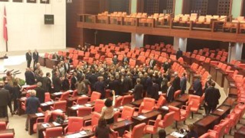 Meclis'te milletvekilleri birbirine girdi
