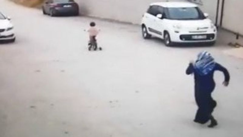 Yokuş aşağı hızlıca giden minik kızın annesi şoka girdi