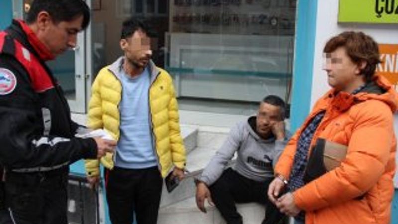 Zehir taciri ile kullanıcılarına cami önünde baskın