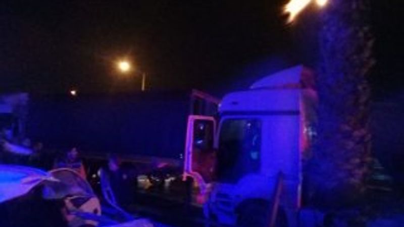 Mersin'de iki tırın çarpıştığı kazada 5 kişi yaralandı