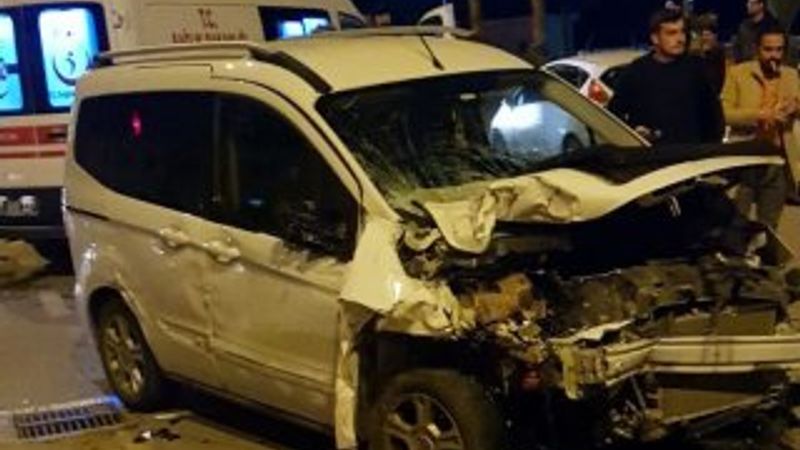 Hatay'da bir araç park halindeki 6 otomobile çarptı