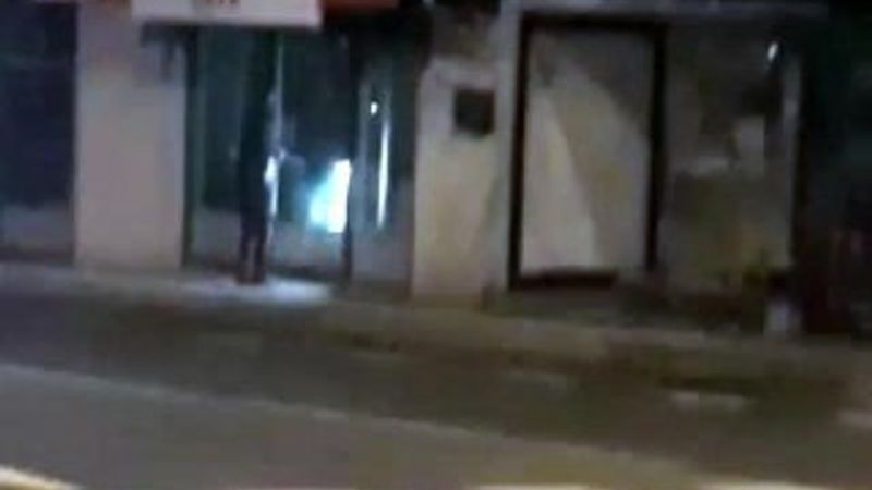 Muğla'da bir kişi 3 eczanenin camını kırdı