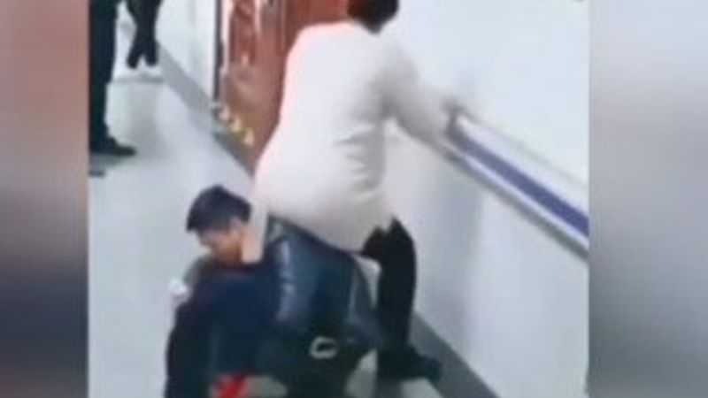 Hamile eşi için sandalye oldu