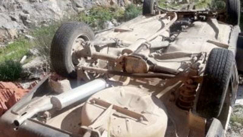 Bahçeye devrilen otomobilin sürücüsü yaralandı