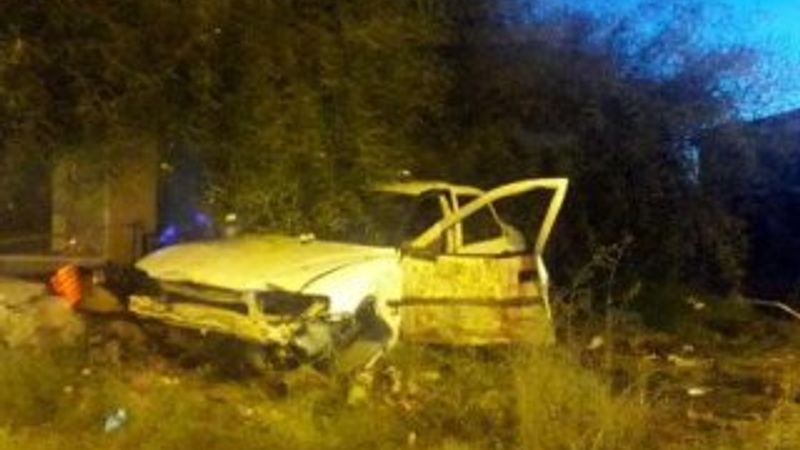 Kontrolden çıkan otomobil iki gencin sonunu getirdi