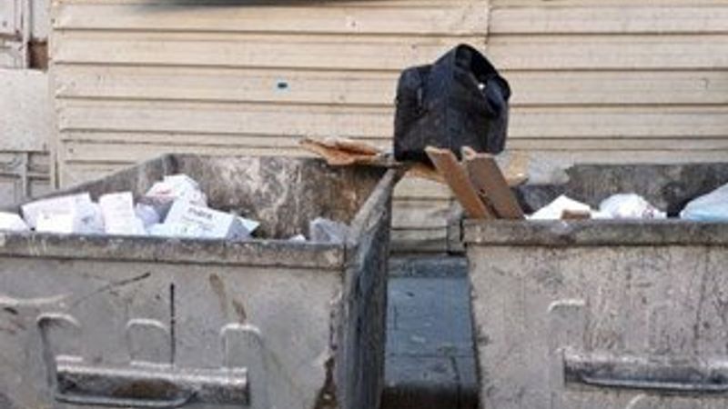 Çöp konteynırına yüzlerce kutu ilaç attılar