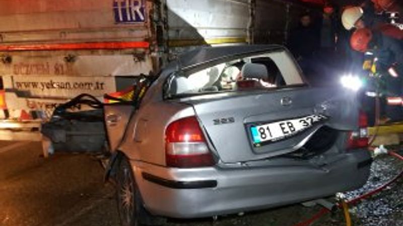 Düzce'de bir otomobil seyir halindeki tıra arkadan çarptı