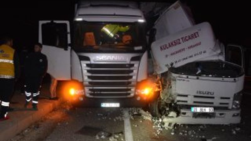 Antalya'da kamyonet park halindeki tıra çarptı