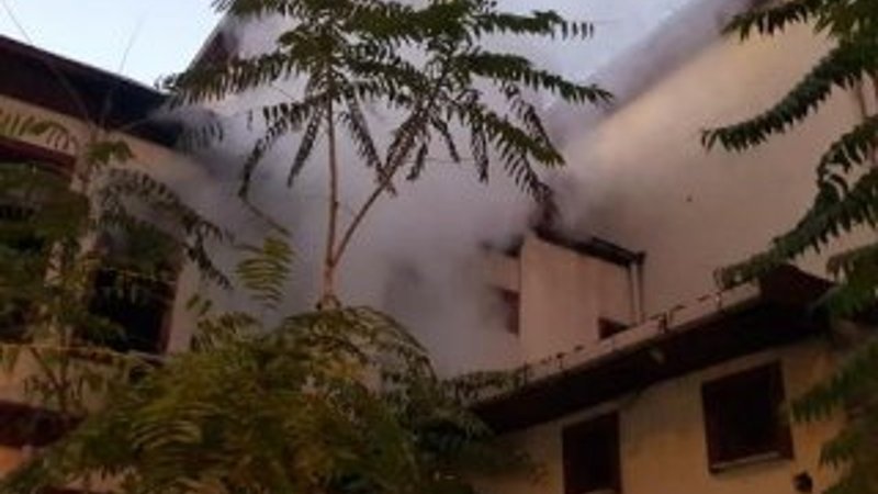 İzmit'te ahşap binada yangın