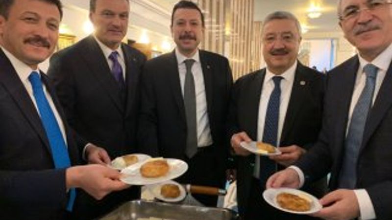 AK Partili vekiller Meclis'te simit ve boyoz dağıttı