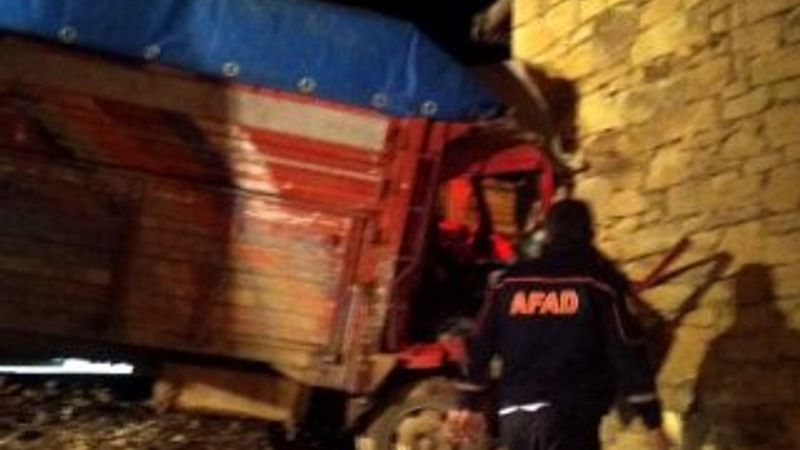 Duvara çarpan kamyonda sıkışan 2 kişi yaralandı