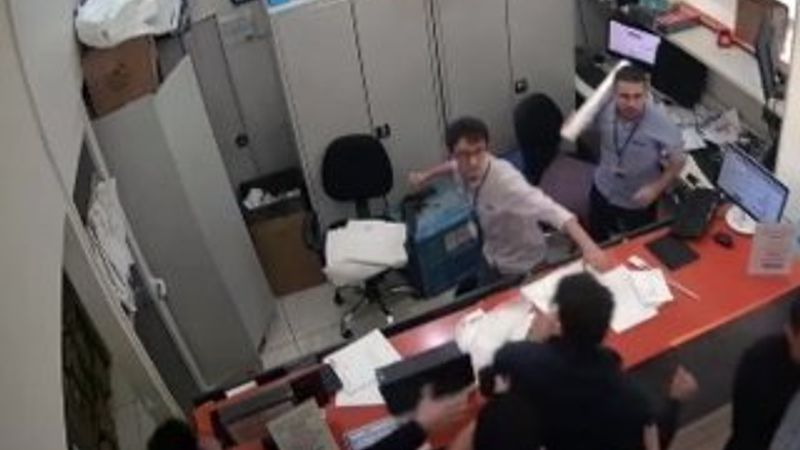 Baba ve oğlu teknomarket çalışanlarına saldırdı