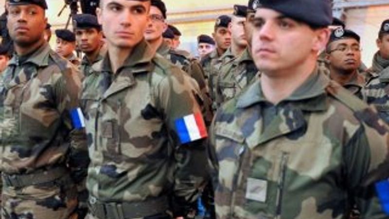Fransa Kamerunlu gençleri askere alacak