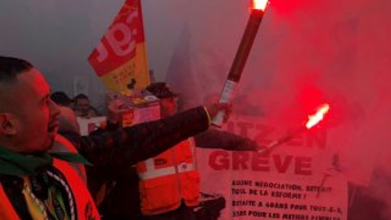 Fransa'da doktorlar da sokaklarda